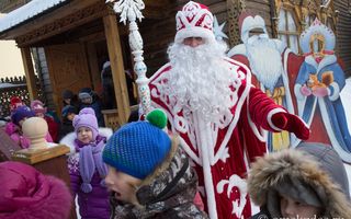 В Омске Дед Мороз и Снегурочка ездят на машине следственного комитета