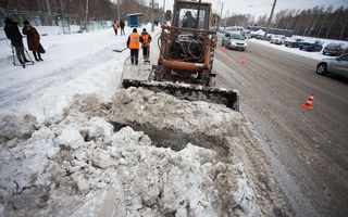 Дороги в Омске начали чистить только после "привета" губернатора мэру
