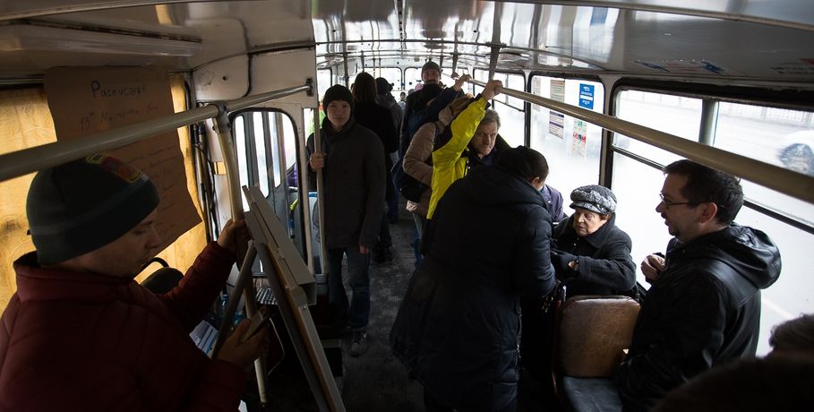 Общественный транспорт Омска "застрял" в пробках на 220 часов 