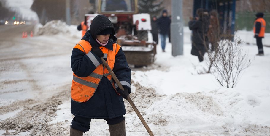За выброс снега на обочины омичей будут штрафовать на 10 тысяч рублей