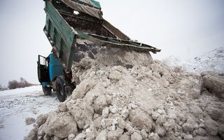 За выброс снега на обочины омичей будут штрафовать на 10 тысяч рублей