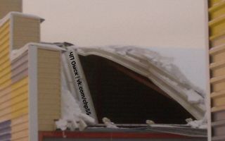 На омском рынке обрушилась крыша торгового павильона