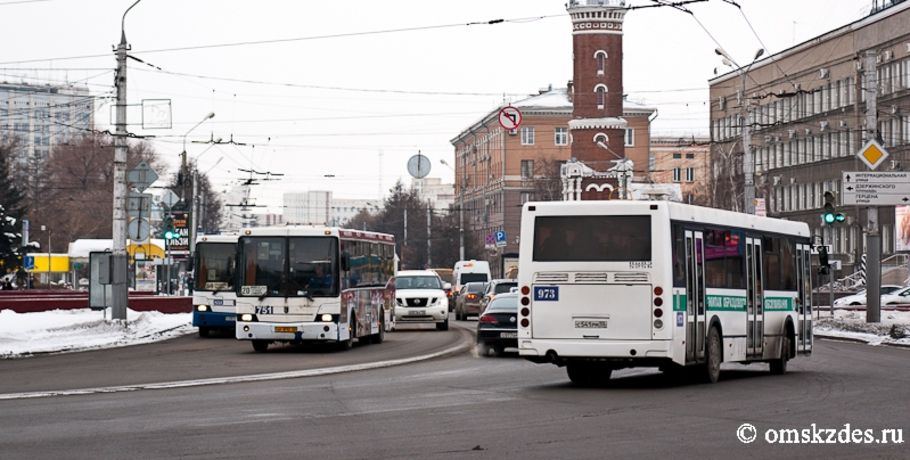 Омские водители автобусов справляют нужду на улице