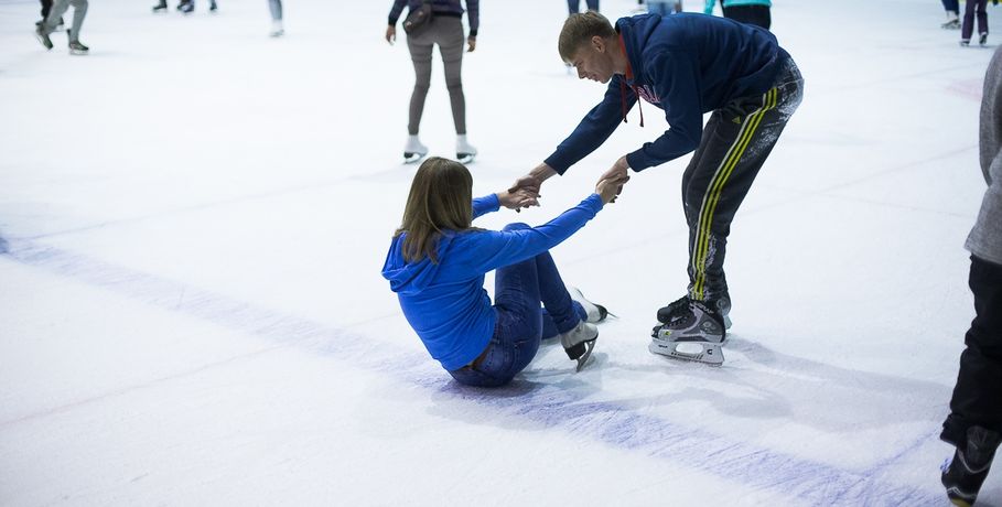 Омичам предложили встретить День всех влюблённых катанием на коньках