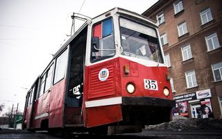 В Омске вышел в рейс второй трамвай, подаренный Собяниным
