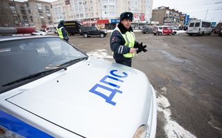 В Омске автоинспекторы раздали прохожим световозвращающие значки