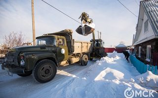Мэрия Омска начала убирать снег в частном секторе