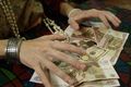 В Омске две мошенницы сняли с женщины порчу за 14 тысяч рублей