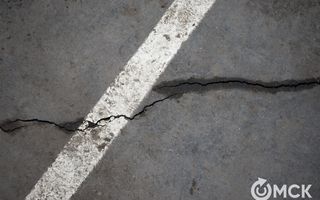 15 мм со свистом: омские чиновники измерили трещины на новых дорогах