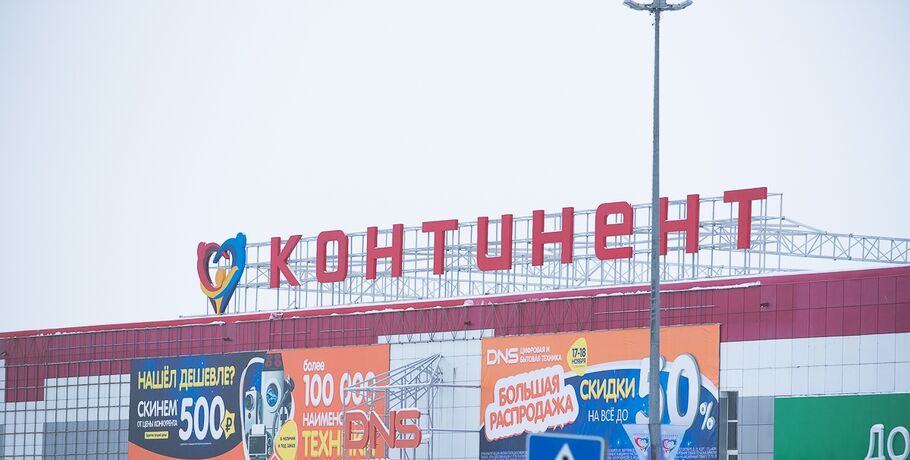 Омские власти требуют от ТЦ "Континент" убрать с парковки "Дом-перевёртыш"