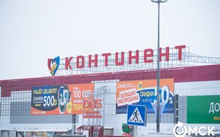 Омские власти требуют от ТЦ "Континент" убрать с парковки "Дом-перевёртыш"