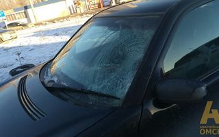 В Омске шаром с водой разбили стекло у Mercedes