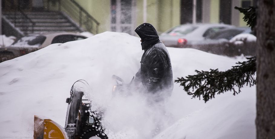 Владельцы омских пивных магазинов и банков не вывозят снег со своих территорий