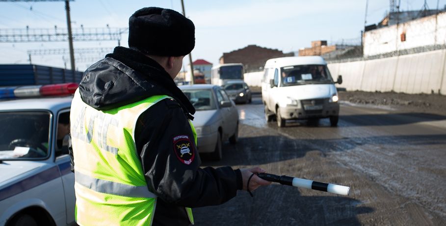 Омские госавтоинспекторы ловят на дорогах водителей-должников