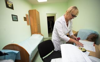Омская область не справилась с планом по повышению зарплат медикам