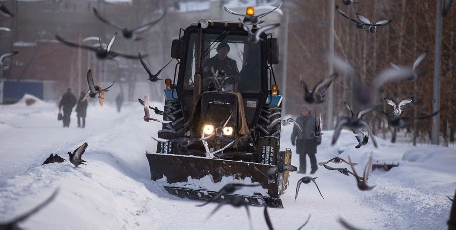 Дорожники вывезли с улиц Омска исторический максимум снега