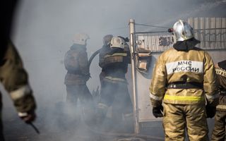 В Омске ночью пожарные два часа тушили сауну СК "Юность"