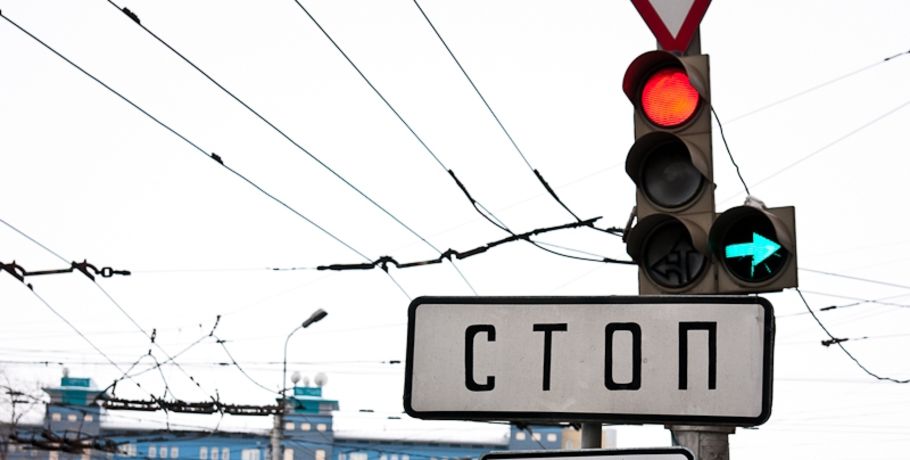 В Омске отрегулируют работу светофора на перекрёстке Крупской и дублёра Лукашевича