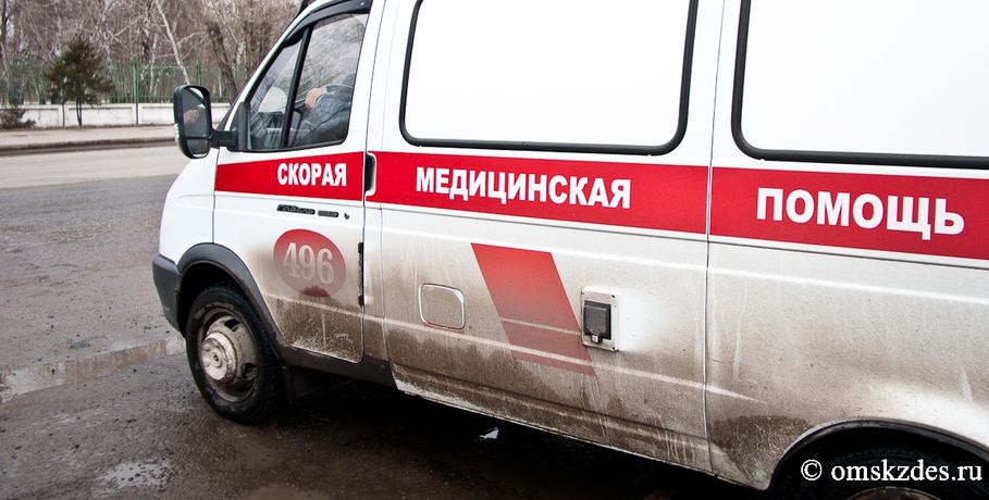 В Омске брошенные машины помешали спешащей на вызов скорой помощи