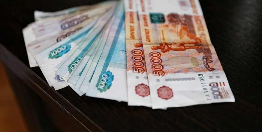 В Омске бывший начальник бюджетного учреждения начислил себе премию в 78 тысяч рублей