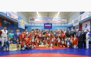 Омские самбисты завоевали 16 медалей на турнире памяти семьи Петровых