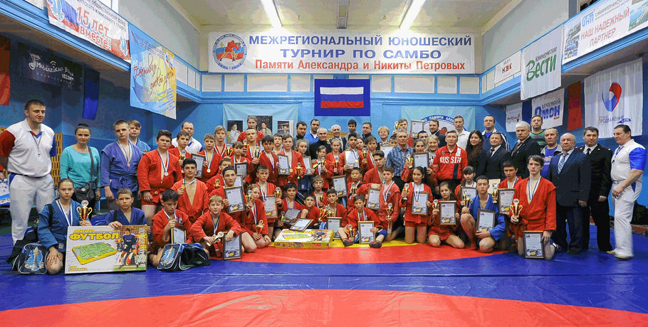 Омские самбисты завоевали 16 медалей на турнире памяти семьи Петровых
