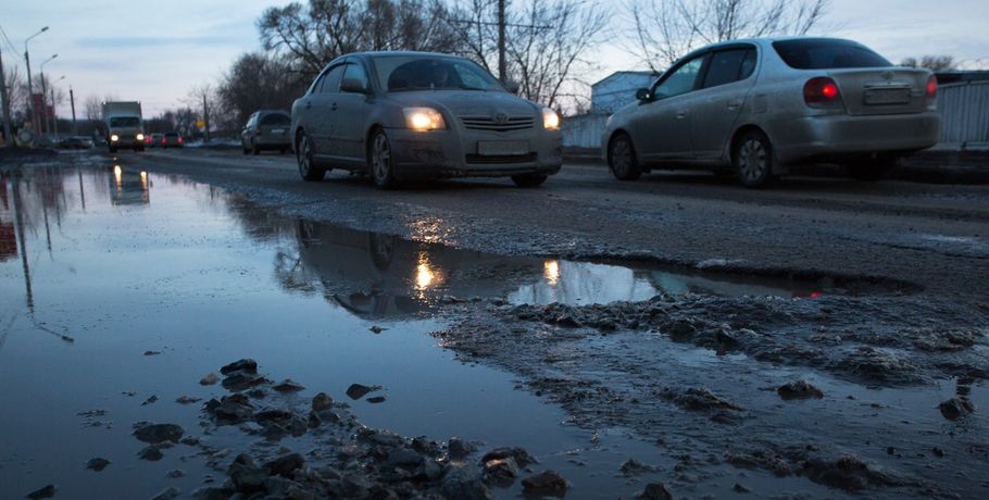 В Омске вымыли 13 тысяч погонных метров ограждений у городских дорог