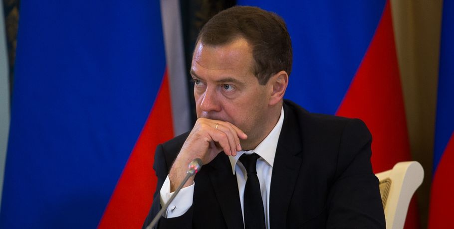 Медведев: Лишь 40 % региональных дорог соответствуют нормативам