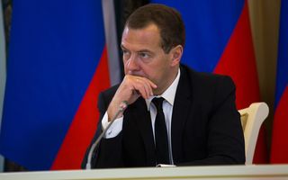 Медведев: Лишь 40 % региональных дорог соответствуют нормативам