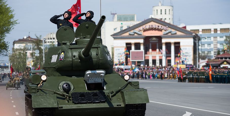 Омичам на параде Победы показали легендарный танк Т-34