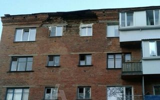 Жильцы омской 5-этажки с рухнувшей стеной ночевали в автобусе
