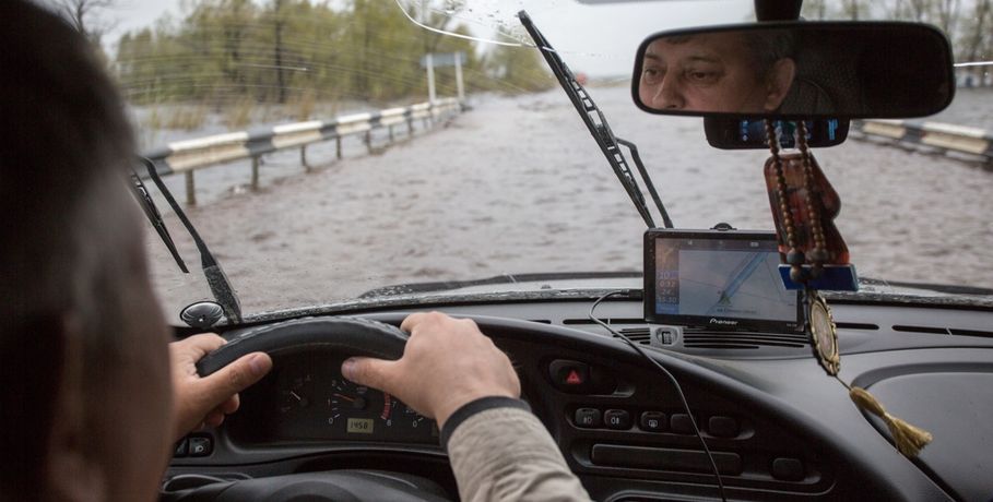 На затопленной трассе Омск - Тюмень ограничили скорость движения