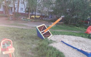 В Омске на улице Крупской грибок песочницы упал на ребёнка