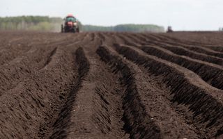 Омским аграриям выделили 85 млн рублей на закупку техники