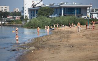 Омичам разрешили купаться на общегородских пляжах