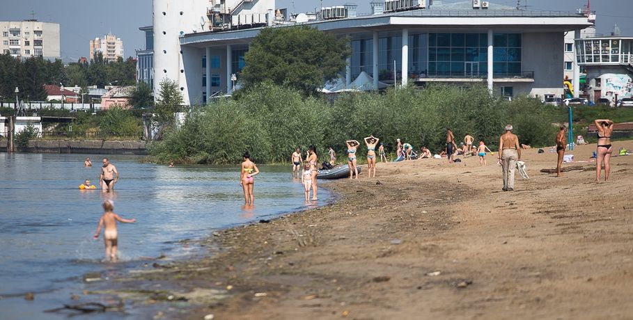Омичам разрешили купаться на общегородских пляжах