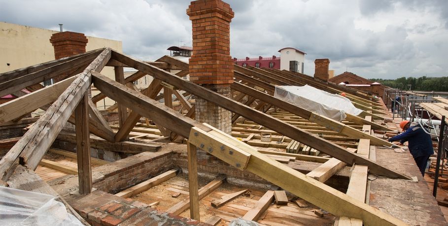 В Омске ищут деньги для ремонта школьных крыш