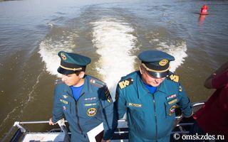 Омские спасатели на лодке доставили в больницу роженицу