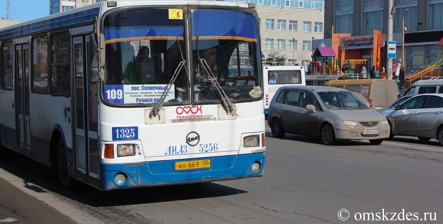 Омские автобусы, в которых действует "Повременный" проездной, пометили стикерами