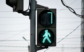 На перекрёстке Орджоникидзе и 16-й Северной на светофоре установили кнопки для пешеходов