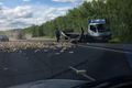 На Черлакском тракте столкнулись маршрутка и грузовик с кирпичами, один человек погиб