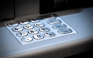 Соцсети: в банкомате омские инкассаторы оставили ключи