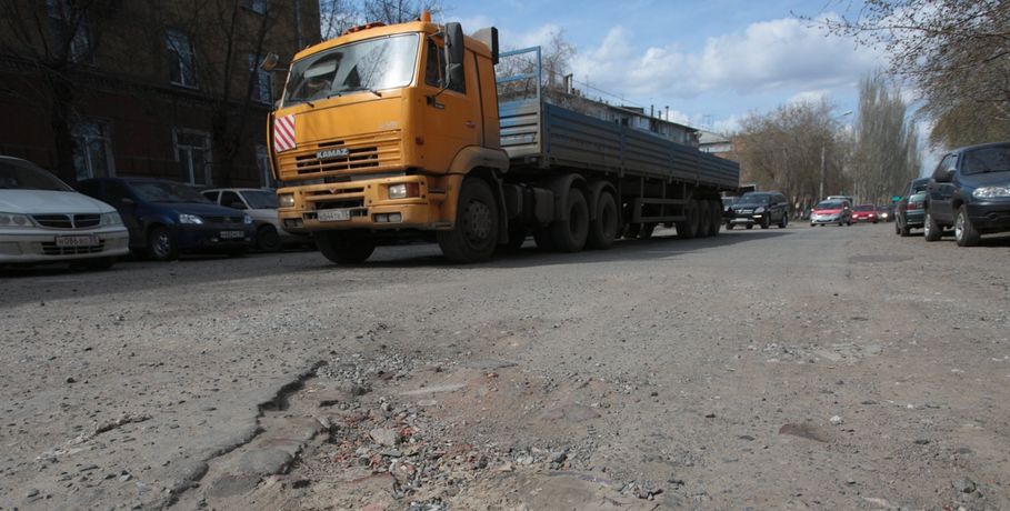 Омские автоинспекторы зафиксировали почти 190 нарушений ПДД при вождении большегрузов