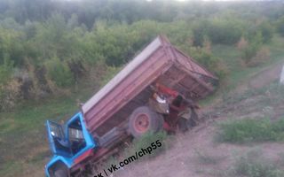 В Омске КамАЗ скинул с моста грузовик с песком