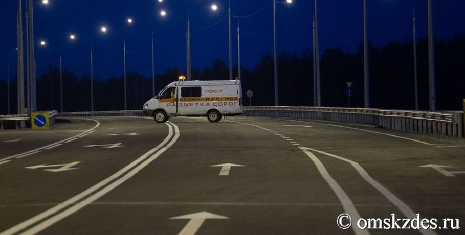 Дорожники нарисовали двойную сплошную на обочине при въезде в Омск