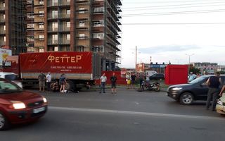 В Омске байкер после ДТП с Lada Kalina влетел в грузовик