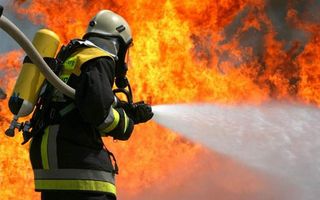 В Омске 9 пожарных тушили вспыхнувшую ночью иномарку