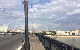 На Ленинградском мосту может упасть ещё один фонарный столб