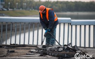 Снятый с Юбилейного моста асфальт пойдёт на ремонт омских дорог
