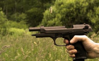 В Омской области грабитель с пистолетом напал на продавца из-за 150 рублей